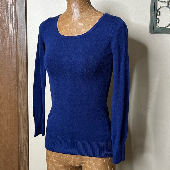 XS‎ sweater, partial open back - Picture 1 of 11